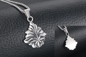Détail macro du pendentif feuille d'érable vintage avec texture et chaîne à perles carrées