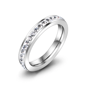 Anello eternity minimalista in argento con zirconi tondi scintillanti su fondo bianco