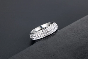 Détail de la bague en acier titane argenté ornée de trois rangées de zircons pavés