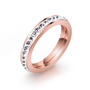 Anello eternity minimalista in oro rosa con pietre di zirconia dal taglio circolare
