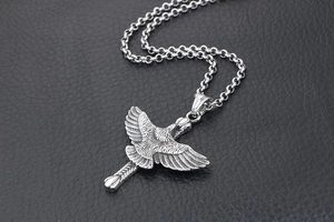 Détails de pendentif aigle en argent montrant la texture des plumes sur cuir noir