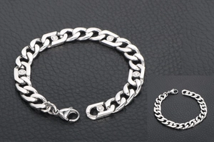 Détail de bracelet à mailles gourmette argentées avec strass et fermoir mousqueton