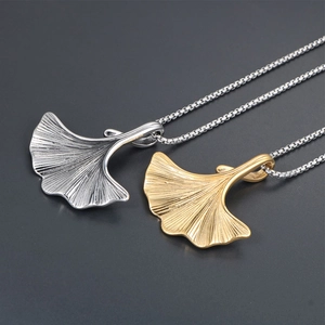 Pendenti a foglia di ginkgo in oro e argento su catene box con texture fine