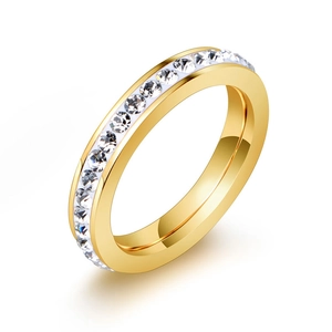 Anello minimalista in acciaio al titanio con fila continua di zirconi brillanti dorati