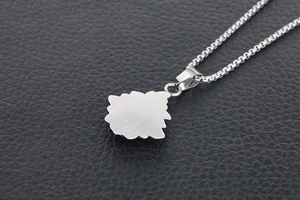 Gros plan du pendentif fleur vintage argenté avec finition en métal brossé