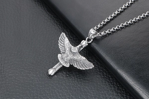 Vue détaillée d'un pendentif aigle argenté avec texture de plumes sur collier punk