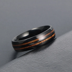 Bague en acier titane noir poli avec double insert en bois pour mode masculine