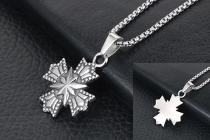 Détail du pendentif étoile argentée vintage avec étoile en relief et chaîne à maille