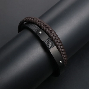 Bracelet multicouche en cuir style Harajuku avec plaque métallique et rivets argentés