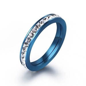Anello in acciaio al titanio blu con un cerchio completo di brillanti cristalli strass