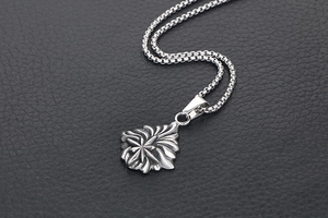 Vue détaillée du pendentif étoile boussole gothique argenté sur cuir noir