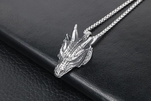 Vue détaillée du collier pendentif tête de dragon style punk en argent vintage