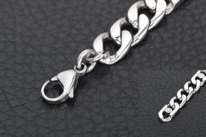 Détail du bracelet gourmette argenté avec fermoir mousqueton et strass brillants