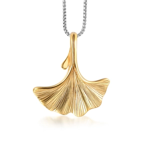 Collana con pendente a foglia di ginkgo dorata e catena d'argento su sfondo bianco