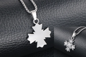 Détails d'un pendentif étoile argenté avec dos en métal brossé sur cuir noir