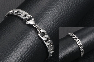Détail d'un bracelet gourmette argenté avec plaque rectangulaire et pierre de zircon