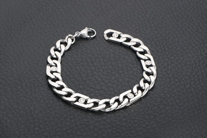 Gros plan du bracelet à maillons argenté avec accents carrés et pierres en zircone