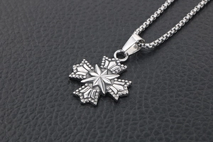 Gros plan du pendentif hexagramme en acier inoxydable argenté sur cuir noir