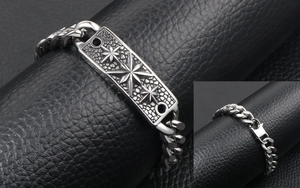 Détails macro d'un bracelet gourmette en acier industriel avec trois étoiles gravées