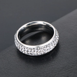 Bague minimaliste en acier titane avec trois rangées de diamants argentés brillants