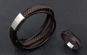 Nahaufnahme eines mehrlagigen dunkelbraunen Lederarmbandes mit silbernem Magnetverschluss