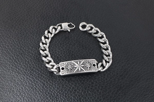 Détail d'un bracelet hip hop en acier inoxydable avec chaîne cubaine et pendentif étoile