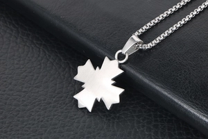 Vue macro d'un pendentif géométrique en acier argenté avec texture brossée
