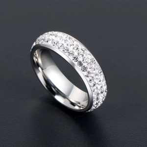 Bague minimaliste en acier inoxydable sertie de trois rangées de zircons étincelants