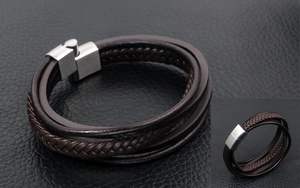 Detail eines mehrlagigen braunen Lederarmbands mit Flechttextur und silbernem Metallverschluss
