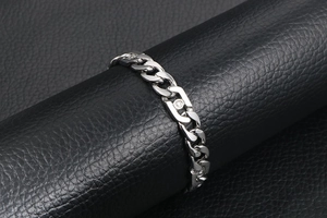 Détail macro du bracelet à maillons argentés avec un élément diamanté mobile central