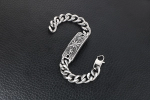 Vue détaillée du bracelet gourmette en acier argenté avec plaque métallique à étoiles