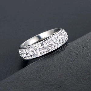 Bague éternité minimaliste en acier titane argenté avec trois rangées de zircons brillants