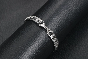 Gros plan du bracelet gourmette en argent avec détail géométrique serti de diamants