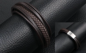 Detail eines mehrlagigen braunen Lederarmbands mit silbernem Magnetverschluss aus Metall