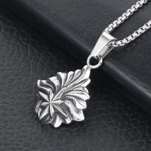 Collier pendentif gothique vintage avec motif étoile et feuilles sur fond de cuir