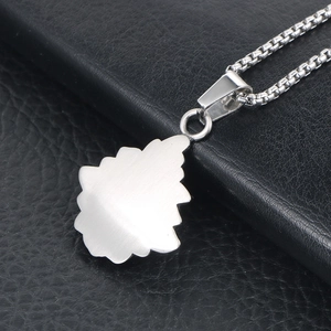 Pendentif silhouette Goku rétro en argent avec chaîne box sur fond en cuir noir
