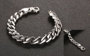 Dettaglio macro del bracciale da uomo a catena cubana in titanio con chiusura a moschettone