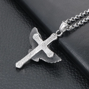 Collier punk en acier titane avec ailes d'aigle et pendentif croix sur cuir noir élégant