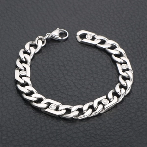 Bracelet gourmette argenté pour homme avec détails en zircon sur fond de cuir noir