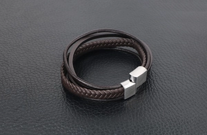 Detailansicht eines mehrlagigen Lederarmbands mit silbernem Magnetverschluss aus Metall