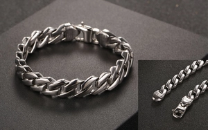 Dettaglio del bracciale a catena groumette argento con maglie spesse e chiusura a moschettone