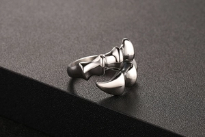 Macro detail of gothic claw ring featuring polished metallic segments and punk bone structure