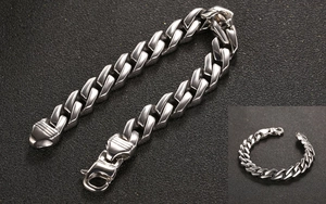 Dettaglio di un bracciale a catena barbazzale in argento lucido con moschettone