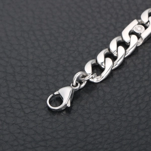 Bracelet gourmette argenté pour homme avec fermoir mousqueton sur fond en cuir