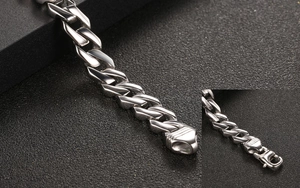 Dettaglio del bracciale a catena punk con chiusura a moschettone in acciaio titanio