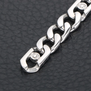 Bracelet gourmette poli pour homme en argent avec design industriel sur fond en cuir noir