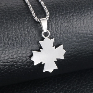Pendentif croix gothique en acier brossé avec chaîne à maillons perlés carrés