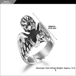 Macro d'une bague ange gothique avec dimensions de 22mm de haut et 5,5mm de large