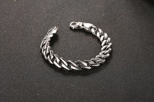 Bracciale a catena cubana in stile punk argento lucido con dettaglio di chiusura a moschettone