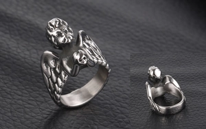 Détail de la bague aile d'ange vintage avec motif crâne en acier inoxydable rétro